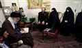 لحظاتی از حضور رهبر انقلاب در منزل شهید محمدحسین حدادیان