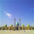 نمایی از مسجد جمکران در هوای آفتابی
