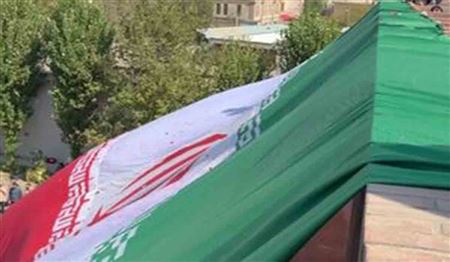 اهتزاز پرچم ایران در بزرگترین زنجیره انسانی کشور