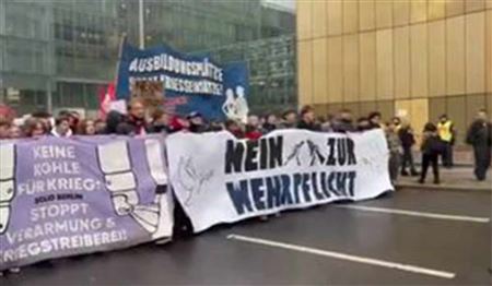 تظاهرات دانش آموزان آلمانی علیه سربازی اجباری