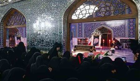 تجدید عهد زائران رضوی با رهبر شهید انقلاب در رواق دارالذکر