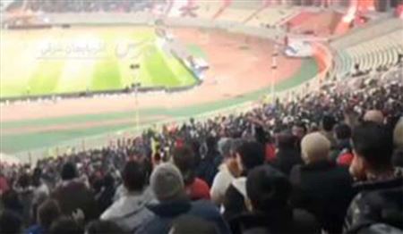 پذیرایی هواداران تراکتور از خاندان پهلوی در ورزشگاه!