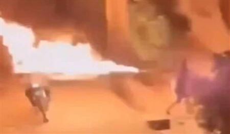 استفاده یک اغتشاشگر از شعله افکن علیه نیروهای پلیس!