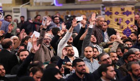 تبریک متفاوت روز پدر توسط فرزندان شهید در حسینیه امام(ره)