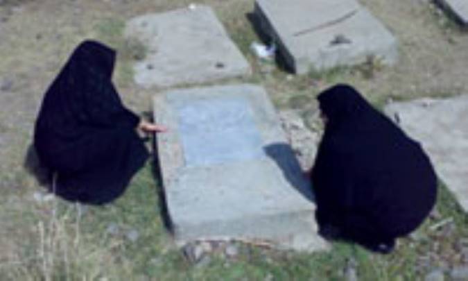 بر مزار مادر
