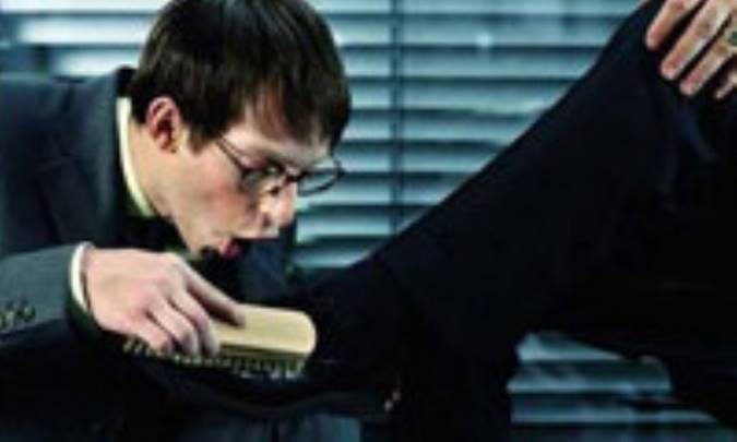 چاپلوسي ديگران را بد بدان!