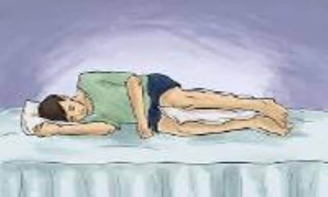 مزایای خوابیدن با بالشی در میان دو زانو