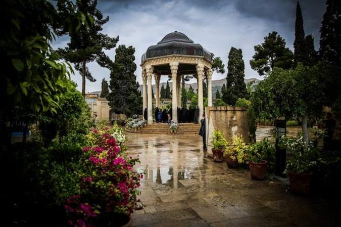 جستاری در زندگی نامه و ویژگی های حافظ