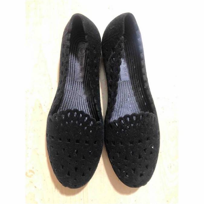 تمیزکردن و نگهداری کفش های مخملی