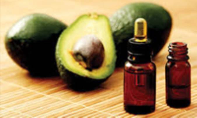 مزایا و موارد استفاده واقعاً شگفت‌آور روغن آووکادو برای پوست