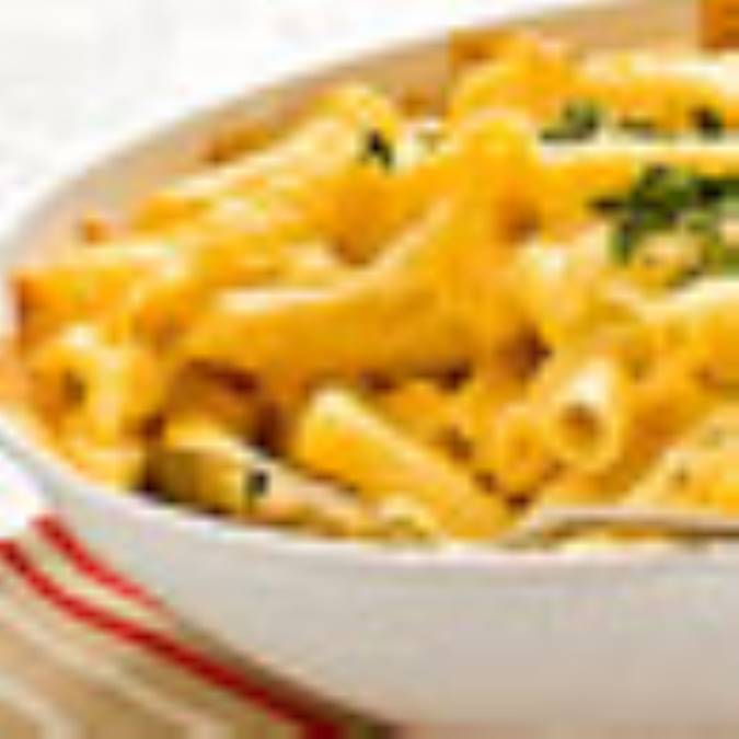 ماکارونی گرم با پنیر و گردو