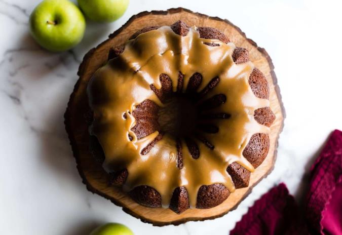طرز تهیه کیک باندت سیب لعاب دار