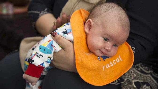 آشنایی با  ۳  راهکار موثر برای آروغ گرفتن نوزاد