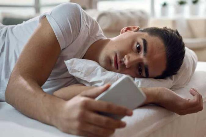 چرا وقتی بیدار می شویم نباید گوشی را چک کنیم؟