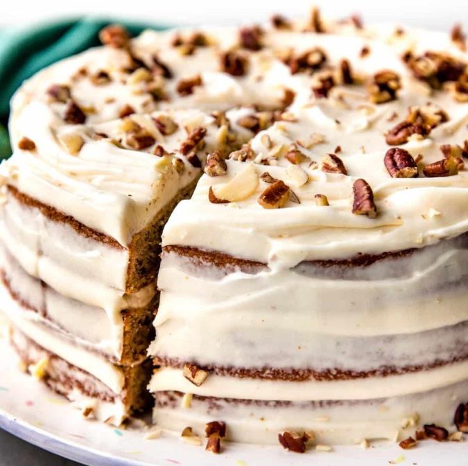 طرز تهیه کیک موز با فراستینگ پنیر خامه ای و کره قهوه ای