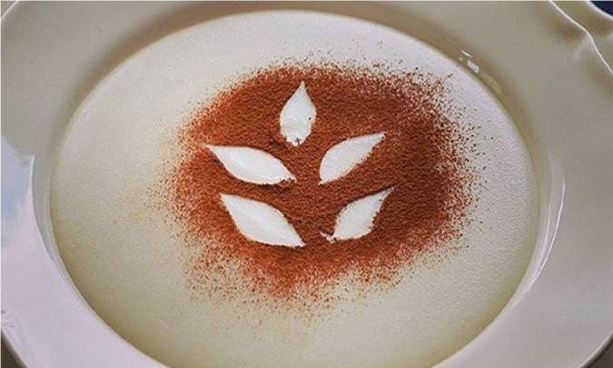 دستور پخت فرنی دارچینی با موز و توت