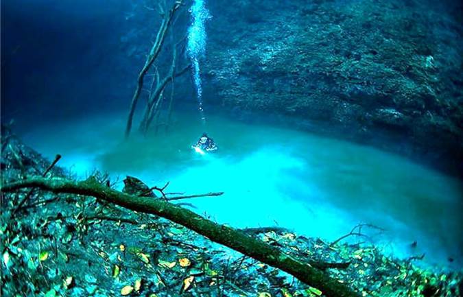 در اعماق این دریا، رودخانه ای در جریان است!