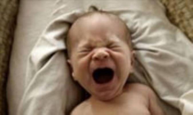 11 سوال مادران درباره گريه کودک