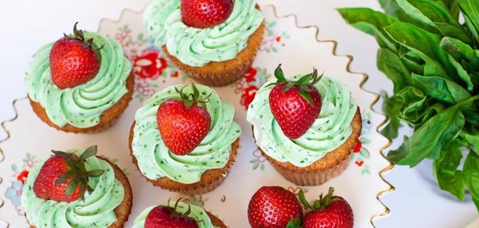 دستور تهیه کاپ کیک توت فرنگی با خامه کره ای ریحان