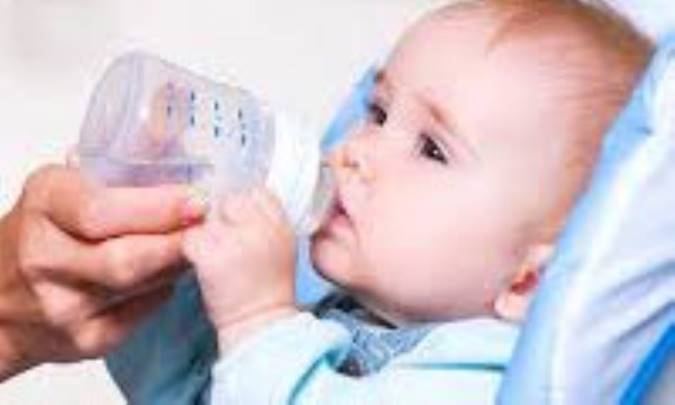 آب قند نوزادان را آرام می‌کند