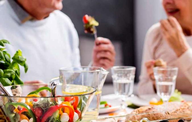 تغذیه سالمندان؛ آنچه نباید بخورند