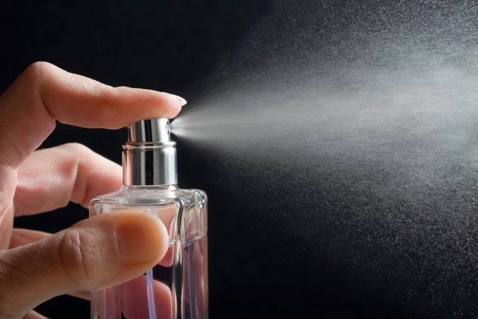 عطر زدن زن