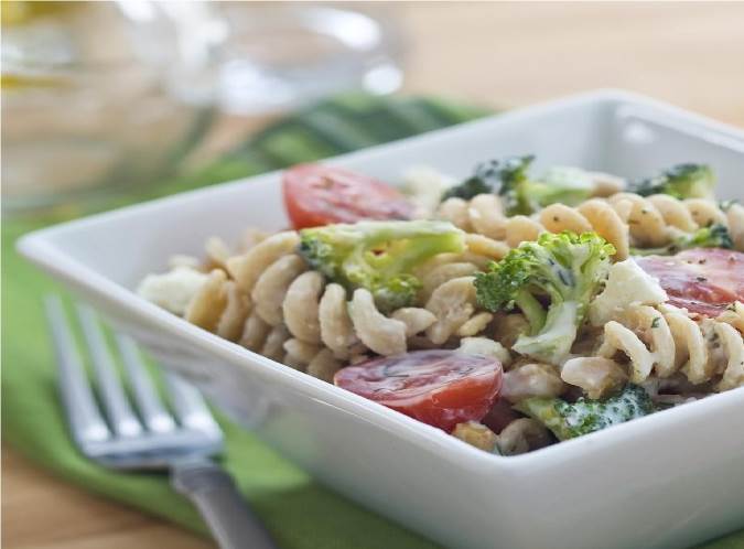 سالاد پاستا با پنیر فتا و بروکلی