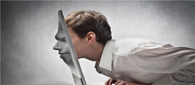 بررسی دلایل تغییر هویت نوجوانان در فضای مجازی