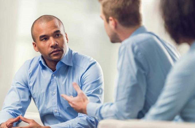 چگونه دست از قضاوت کردن در مورد دیگران برداریم؟