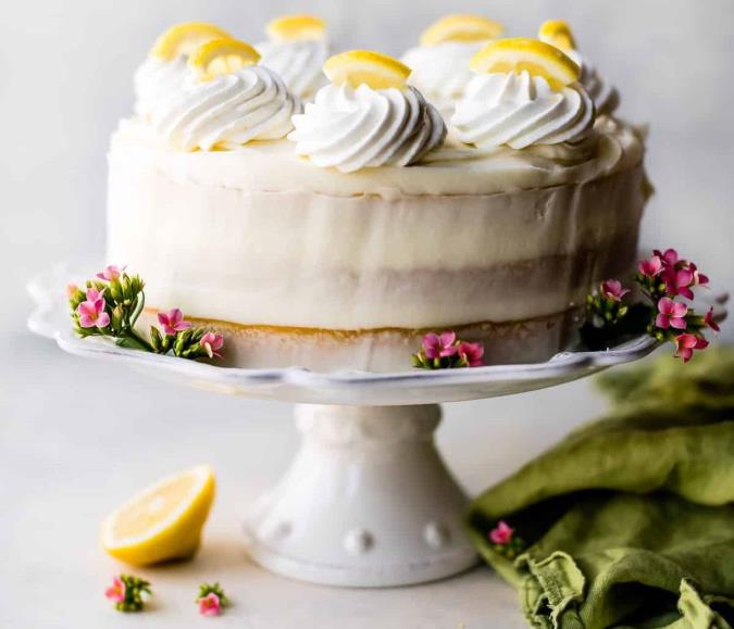 طرز تهیه کیک چند لایه لیمو با فراستینگ پنیر خامه ای