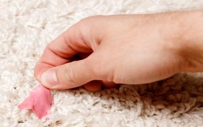 آدامس چسبیده به فرش را چطور پاک کنیم؟
