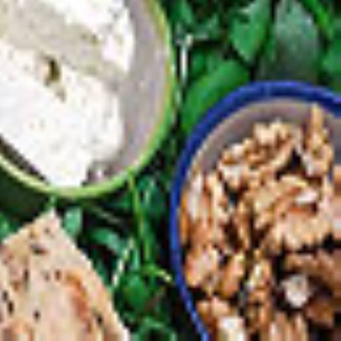 کاناپه ي پنير سفيد و گردو 