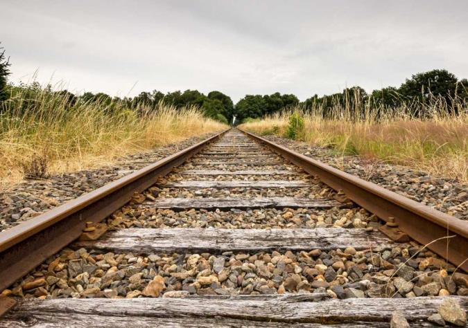چرا مسیر ریل قطار پر از سنگ است؟
