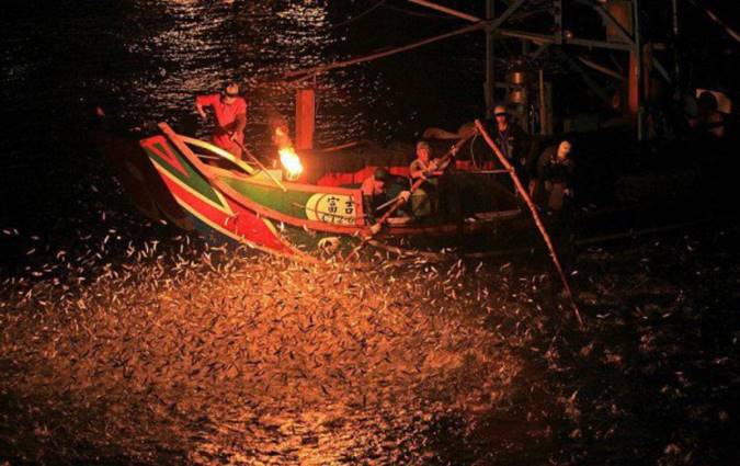 روش عجیب ماهی‌گیری با آتش