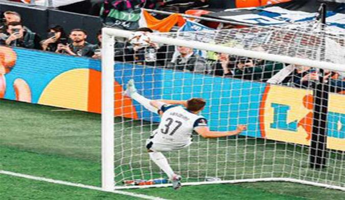 یک نجات دروازه کم نظیر در زمین فوتبال