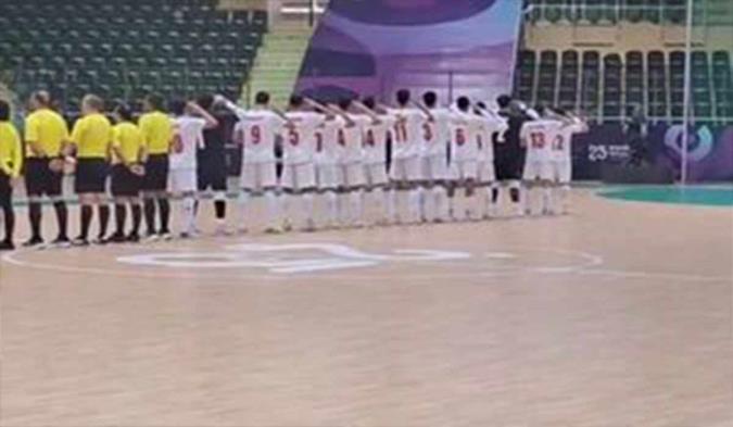 سلام نظامی بازیکنان تیم ملی فوتسال پیش از شروع بازی با تاجیکستان