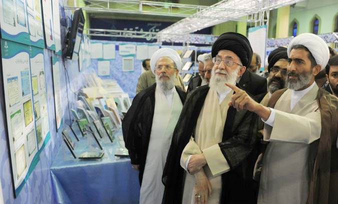 ‫بازدید رهبر انقلاب از نمایشگاه تولیدات علمی و پژوهشی مؤسسه دارالحدیث