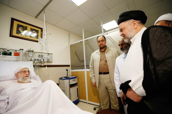 عیادت نمایندگان مراجع نجف از مقام معظم رهبری در بیمارستان