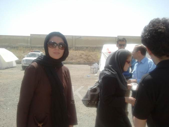 لاله اسکندری کمک های هنرمندان را با خود به منطقه زلزله زده آورد