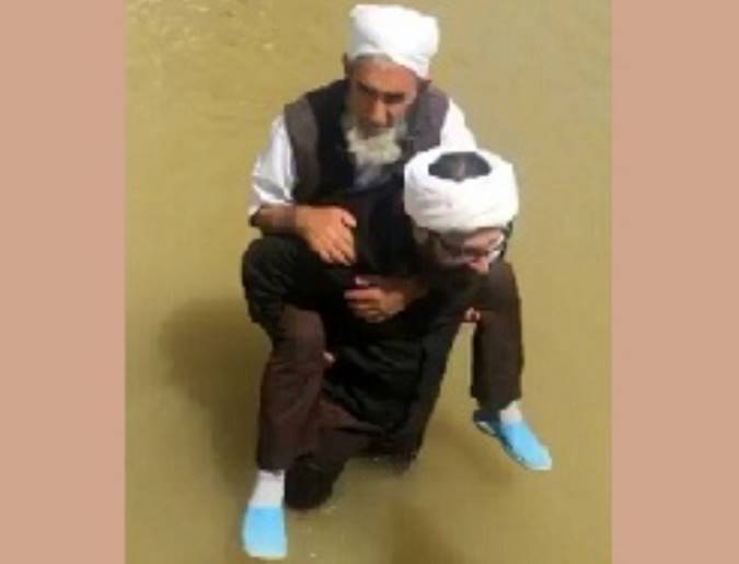 صحنه‌ای زیبا از کمک‌رسانی یک روحانی شیعه به روحانی اهل سنت + فیلم