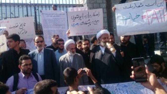 تجمع دانشجویان انقلابی در اعتراض به تصویب CFT مقابل مجلس شورای اسلامی