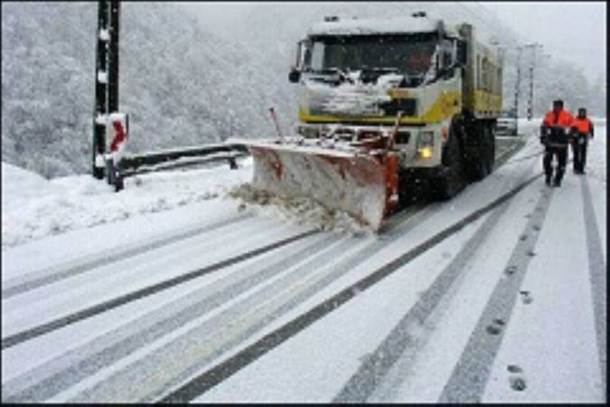 محور هراز بازگشایی شد/ برف سنگین در ورسک به ویژه در ارتفاعات در حال باریدن است