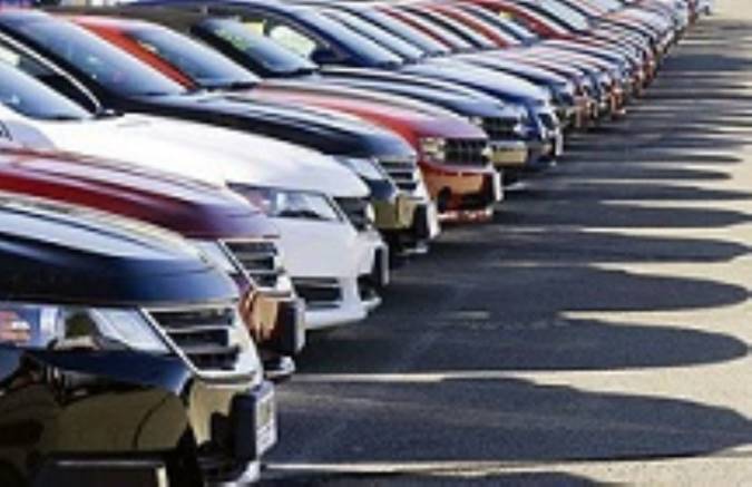 قیمت خودرو در سراشیبی سقوط قرار گرفت/ دلالان هم فروشنده شدند!