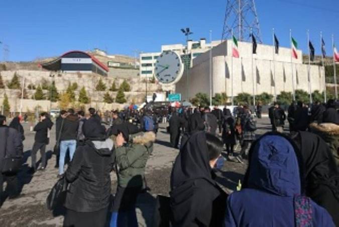 تجمع اعتراضی دانشجویان واحد علوم و تحقیقات دانشگاه آزاد/درخواست برای برخورد با مسئولان خاطی