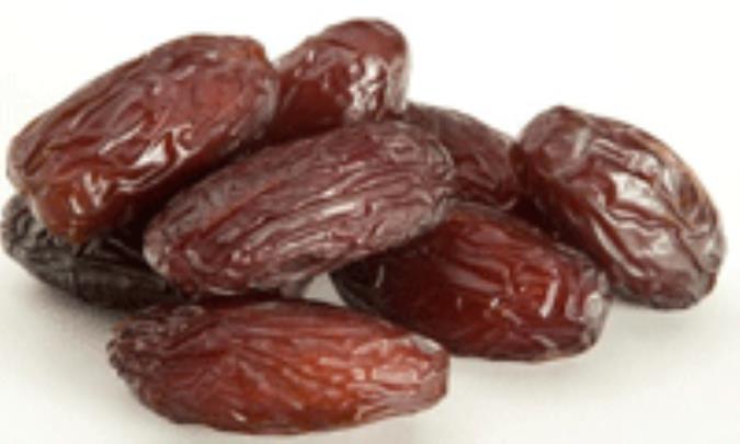 الماء والتمر لبدایة إفطار صحی