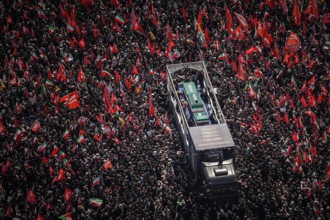 اهمیت تجمعات انقلابی و تشیع پیکر مطهر امام خامنه‌ای (ره)