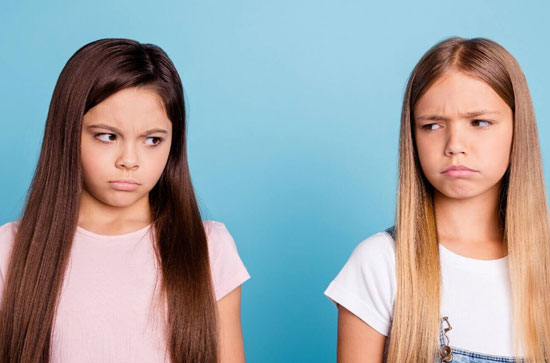 با بچه ای که خودش را با همکلاسیش مقایسه می کند چطور برخورد کنیم؟