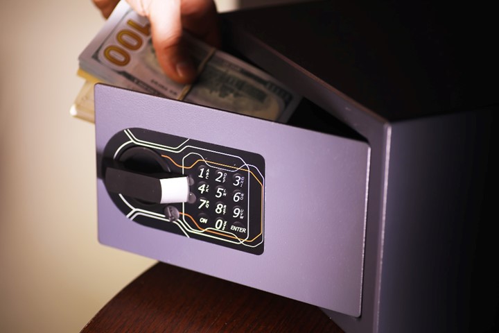 چگونه خانه خود را در برابر نفوذ و سرقت ایمن کنیم؟