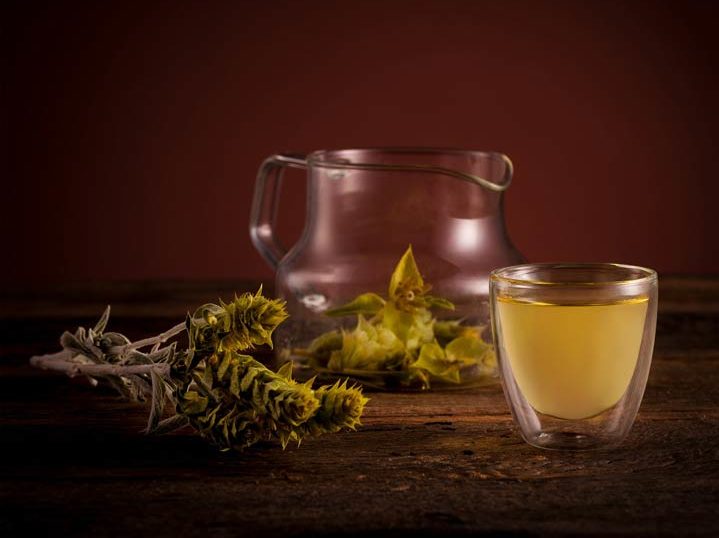 ۱۱ خاصیت اعجاب‌انگیز چای کوهی، عوارض و طرز تهیه آن