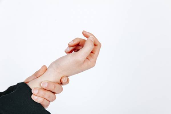 علت و درمان لرزش دست